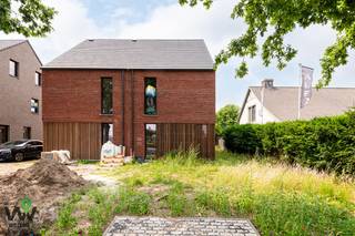 Op een boogscheut van de Lembeekse bossen, aan de Vierweegse richting Sleidinge, vinden we dit duurzame nieuwbouwproject terug van 4...