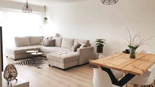 Zeer mooi gerenoveerd appartement rustig gelegen aan de rand van Berlaar.<br /><br />Dit appartement gelegen op de 2e verdieping beschikt over een kleine inkomhal, living met geïntegreerde moderne keuken met grote raampartijen die zorgen voor veel lichtinval en een gevoel van ruimte, badkamer met bad/douche en lavabo, 2 gezellige slaapkamers, apart toilet.<br /><br />Er is tevens een garagebox inbegrepen.<br /><br />- beschikbaar vanaf 1 november<br />- 50€ / maand gemeenschappelijke kosten<br />- GEEN lift<br /><br />Bekijk nu reeds de foto's op onze website www.dplusvastgoed.be<br />Voor meer informatie of voor een bezoek bel 0497 71 29 18 of mail vicky@dplusvastgoed.be