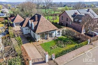 Uitstekend onderhouden villa met een bruto bewoonbare oppervlakte van 267,5m². De dubbele garage, zolder hoofdgebouw, zolder garage, tuinkamer,...