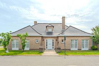 In een residentiële omgeving van Middelkerke, langs de Franciscus Dierendockstraat 10, bevindt zich deze ruime villa met een bewoonbare oppervlakte van 272 m² op een perceel van 544 m². De woning combineert royale volumes, een doordachte indeling en een aangename tuin rondom de woning.<br /><br />Bij het binnenkomen wordt u verwelkomd in een prachtige inkomhal die meteen het gevoel van ruimte benadrukt. Van hieruit bereikt u de lichtrijke leefruimte, waar grote raampartijen zorgen voor een aangename verbinding met de tuin. De verschillende leefzones bieden voldoende plaats voor een comfortabele zithoek en eetruimte.<br /><br />Aansluitend bevindt zich een aparte keuken met toegang tot de garage en de buitenruimte. Op het gelijkvloers beschikt de woning bovendien over een ruime slaapkamer met een ensuite badkamer voorzien van zowel een ligbad als een douche. Daarnaast is er een afzonderlijk gastentoilet en een extra kamer die vandaag ingericht is als dressing, maar zich perfect leent voor diverse invullingen.<br /><br />Via de elegante trap bereikt u de eerste verdieping. Hier bevinden zich nog vier volwaardige slaapkamers en een tweede badkamer, waardoor deze villa in totaal vijf slaapkamers telt en bijzonder geschikt is voor grotere gezinnen of wie op zoek is naar extra ruimte voor bureau, hobby of logeerkamers.<br /><br />Rondom de woning ligt een verzorgde tuin die geniet van een aangename oriëntatie en verschillende plekken biedt om in alle rust van het buitenleven te genieten. Een tuinhuis zorgt voor extra opbergruimte. De inpandige garage wordt aangevuld met een private parkeerplaats voor de woning.<br /><br />Met een EPC C beschikt deze villa over een solide energetische basis. Dankzij de ruime oppervlakte, de aanwezigheid van een slaapkamer op het gelijkvloers en de kwalitatieve structuur biedt deze eigendom een uitstekende basis voor wie op zoek is naar een ruime en stijlvolle woning op een rustige ligging in Middelkerke.<br /><br />Voor meer informatie of een bezoek kunt u contact opnemen met Inti op inti@immofrancois.be of 0499 74 89 74.<br /><br />