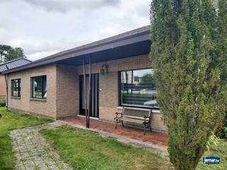 Op zoek naar het gemak en comfort van wonen op één niveau? Deze gelijkvloerse woning, ideaal gelegen langs de Oude Baan in Maasmechelen, biedt...