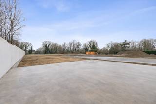 <p><strong>Bent u op zoek naar een volledig uitgerust handelspand op een toplocatie? Gevonden!</strong><br />In het bruisende Erembodegem, nabij het centrum van Aalst, bieden wij een unieke commerciële opportuniteit aan: een voormalige, succesvolle brasserie die in 2017 volledig werd vernieuwd. Deze handelsruimte MET TERRAS is perfect voor ondernemers of investeerders in de horecasector. <br />Het handelspand, jarenlang dienst gedaan als succesvolle brasserie, werd volledig vernieuwd in 2017. Naast een uitstekende EPC-score (hoogrendementsglas, warmtepomp, condensatieketel...) beschikt het over een ruime industriële keuken die uitgerust is met hoogwaardige apparaten. Het interieur ademt moderne elegantie en is ontworpen om gasten in een sfeervol kader te ontvangen. De ligging garandeert een vlotte bereikbaarheid en uitstekende zichtbaarheid. Vergeet de privatieve parking niet naast het handelspand dat ook dienst kan doen als tuin of terras! (LOT 1)</p>
<p>Of u nu een horecazaak wil starten of een stabiele investering zoekt, dit handelspand biedt alles wat u nodig hebt. Interesse? Neem contact op voor meer informatie of een bezichtiging ter plaatse.</p>