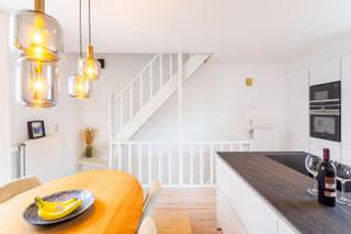 In de rustige, autoluwe Spaarstraat 24 in Antwerpen vind je dit instapklare en energiezuinige duplexappartement met EPC-label B (184 kWh/m²jaar). De woning werd in 2022 volledig gerenoveerd met oog voor kwaliteit en detail. Ze beschikt over een moderne keuken met kookeiland, een luxueuze badkamer met inloopdouche, twee ruime slaapkamers en een gezellig terras van 14 m². Dankzij de recente ketel, lage gemeenschappelijke kosten en gunstige ligging vlak bij Park Spoor Noord, winkels en openbaar vervoer, is dit een ideale plek voor wie rustig wil wonen in de stad.<br /><br />Verplichte vermeldingen:<br />- EPC: 184 kWh/m² - label B - geen renovatieverplichting<br />- P-score: A<br />- G-score: A<br />- Vg- Wche - Gmo- VKr - Vv