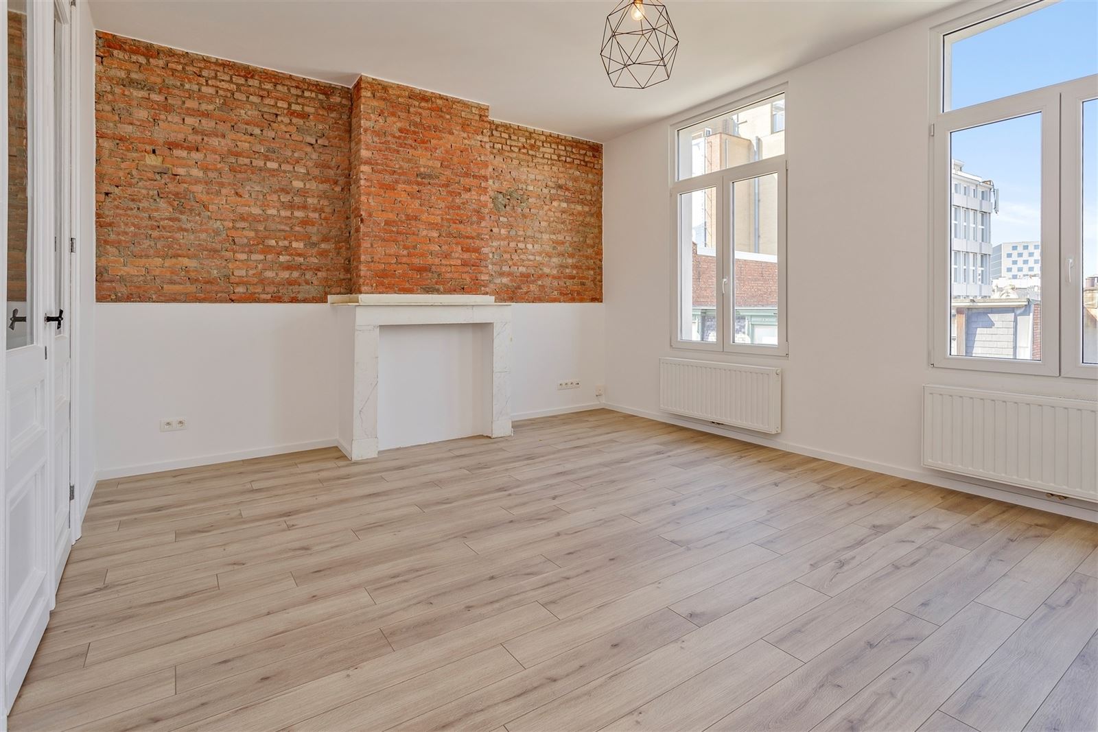 Gerenoveerd 2slpk appartement aan de poorten van de Dageraadplaats - foto 1