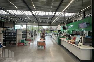 Op een strategische locatie aan de noordrand van Ieper, vlak bij de N38 en op slechts enkele minuten van de A19 (afrit Ieper-Noord), bevindt zich dit moderne multifunctionele bedrijfsgebouw met een totale oppervlakte van 1.543 m². Het pand werd gebouwd in 2020 en biedt een uitstekende combinatie van zichtbaarheid, bereikbaarheid en functionaliteit voor uiteenlopende commerciële en bedrijfsmatige activiteiten.<br /><br />Het magazijn is voorzien van alle nutsvoorzieningen, verlichting, een lichtstraat en een sectionale poort. Daarnaast is het gebouw uitgerust met een nachtsluis, brandcentrale, inbraakalarm en camerabewaking, wat zorgt voor een veilige en efficiënte werkomgeving. Dankzij de recente bouw en kwalitatieve afwerking is het pand onmiddellijk inzetbaar voor diverse doeleinden.<br /><br />Er zijn 22 privatieve parkeerplaatsen beschikbaar. <br /><br />Een unieke opportuniteit voor ondernemingen die op zoek zijn naar een representatieve en uitstekend bereikbare vestiging in de regio Ieper.<br />Beschikbaar vanaf 01/10/2026.<br />Contacteer PANORAMA B2B voor bijkomende (technische) inlichtingen, plannen of een vrijblijvend plaatsbezoek via 056 222 562.