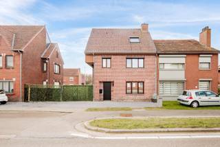 Deze gerenoveerde halfvrijstaande gezinswoning is gelegen nabij het centrum van Bree. De woning beschikt over een praktische indeling, een...