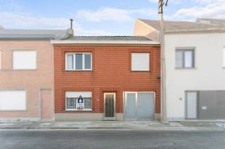 <h2><span>Te renoveren woning op rustige ligging perceel 510 m²</span></h2><p><span>Op een aangename, rustige ligging vinden we deze te renoveren woning op een mooi perceel van </span><span>510 m²</span><span>. De woning biedt een solide basis voor wie op zoek is naar een renovatieproject met potentieel.</span></p><h3><span>Indeling</span></h3><ul><li><span>Inkomhal</span></li><li><span>Leefruimte</span></li><li><span>Keuken</span></li><li><span>Badkamer</span></li><li><span>Garage met zolderruimte</span></li><li><span>3 slaapkamers</span></li><li><span>Zolder boven het hoofdgebouw</span></li></ul><p><span>Een belangrijk pluspunt: </span><span>het dak van het hoofdgebouw werd reeds vernieuwd</span><span> en voorzien van een </span><span>nieuwe gebinte en nieuwe pannen</span><span>. Hierdoor kan je met een gerust hart verder renoveren.</span></p><h3><span>Troeven</span></h3><ul><li><span>Rustige ligging</span></li><li><span>Mooie perceelbreedte en diepe tuin</span></li><li><span>Vernieuwd dak (gebinte + pannen)</span></li><li><span>Garage met extra zolderruimte</span></li><li><span>Veel mogelijkheden voor verbouwing of uitbreiding</span></li></ul><p><span>Deze woning is ideaal voor wie graag zelf de handen uit de mouwen steekt en een woning volledig naar eigen smaak wil afwerken.</span></p>