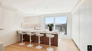 <p><span>Subliem zonnig duplexappartement met ruime terrassen en zijdelings zeezicht, op enkele stappen van de Zeedijk in Knokke.</span></p>
<p><span>Via de inkomhal met gastentoilet, vestiaire en ruime wasplaats komt u in de zeer lichtrijke leefruimte, die rechtstreeks uitgeeft op twee terrassen, respectievelijk zuid- en oostgericht, met zijdelings zeezicht. Dankzij de grote en talrijke raampartijen op het zuiden, oosten en westen genieten de woonkamer, eetplaats, zithoek, keuken en bureau van een uitzonderlijke lichtinval en veel zon.</span></p>
<p><span>De ruime, zonnige zithoek beschikt over een ingebouwde gashaard en tal van maatkasten. Door de raampartijen op zowel het oosten als het zuidwesten baadt deze ruimte in het licht.</span></p>
<p><span>De prachtige, open keuken is zeer kwalitatief afgewerkt in marmer en voorzien van Miele-toestellen, een gezellig eiland met barkrukken en twee grote ingemaakte Amerikaanse koelkasten. De keuken geeft rechtstreeks toegang tot een ruim, zuidwestgericht terras. Aansluitend bevindt zich een ruime bureauruimte met veel maatkasten, eveneens uitgevend op het zuidgerichte terras.</span></p>
<p><span>Via de prachtige trap bereikt u de verdieping.</span></p>
<p><span>De ruime masterbedroom beschikt over tal van eiken maatkasten, een grote tv-wand en een ensuite badkamer met toilet, Italiaanse inloopdouche en wastafel, volledig afgewerkt in prachtige mortex. De tweede volwaardige slaapkamer beschikt over een tweepersoonsbed en mooie eiken maatkasten. De derde slaapkamer is ingericht met een ingemaakt stapelbed, een afzonderlijk eenpersoonsbed en een ensuite badkamer met inloopdouche, toilet en wastafel in mortexafwerking. Deze slaapkamer kan ook als volwaardige slaapkamer ingericht worden met een dubbel bed.</span></p>
<p><span>Privatieve kelder aanwezig in het gebouw. Mogelijkheid tot aankoop van twee garageboxen in het gebouw.</span></p>
<p><span>Superlatieven schieten tekort om dit prachtige appartement te omschrijven. Absoluut een bezoek waard.</span></p>