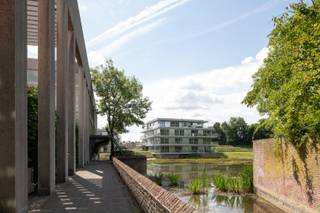 Ontdek Residentie Heron in Roeselare: exclusief en energiezuinig wonen in een afgesloten parktuin op de voormalige site van B2Ai. Na het succes van Fase I & II lanceren we Fase III – Blok A, met 12 hoogwaardige appartementen met riante terrassen, tijdloze architectuur en een high-end afwerking. Voor wie droomt van klasse, comfort en karakter. Bijkomende troeven: 6% BTW is hier mogelijk. Informeer ook naar onze lanceringsvoorwaarden! Bezoek ons modelappartement op afspraak. Welkom op onze bezoekdag: zo 21/12 - 9u-13u.<br /><br />Heron bestaat uit vier urban villages (lees: paviljoenen). Elk paviljoen bestaat uit 12 tot 14 luxe appartementen, waarvan de architectuur en het interieur de conceptlijnen van het levenslang wonen volgen. Dat betekent dat de vier urban villages maximale flexibiliteit bieden en dat er nog voldoende keuzevrijheid is om uw interieur aan te passen aan elke levensfase.<br />Kortom: investeren in dit uitzonderlijk vastgoed is investeren voor het leven (en langer). Met B2Ai als architect en Coussée-Bostoen als aannemer staat dit project garant voor Roeselaarse topkwaliteit!<br />Indeling - Heron biedt voor elk wat wils. Er zijn zowel kleine (vanaf 71m²) als riante appartementen (tot 129m²), gaande van 1-3 slaapkamers. Telkens met fantastische terrassen met uitzicht op de parktuin en vijver, tot wel 83m²! En dat in een kleinschalig gebouw, met slechts 2 penthouses op niveau +2. <br />Indeling: inkomhal met ruimte voor vestiaire / toilet met wastafel / twee ruime slaapkamers / badkamer met douche / master bedroom met en-suite badkamer / ruime leefruimte met open keuken voorzien van groot kookeiland en alle nodige toestellen / technische ruimte/berging / riant terras (83m²) uitgevend op parktuin/vijver<br />Extra - Ondergrondse garages, parkeerplaatsen én bergingen.<br />Troeven - 6% BTW mogelijk / Historische site / omgeven door natuur / focus op duurzaamheid en energie-efficiëntie / hoogwaardige architectuur / nabij scholen, buurtwinkels, handelszaken en openbaar vervoer / Flexibele keuzemogelijkheden in afwerking<br />De foto’s in deze voorstelling zijn afkomstig van reeds gerealiseerde en gelijkaardige appartementen uit Fase I & II.<br />Benieuwd? - Frederik organiseert voor dit project afspraken op kantoor of in het modelappartement ter plaatse, mits het maken van een afspraak. Meer algemene informatie is terug te vinden via www.bordes.be<br />