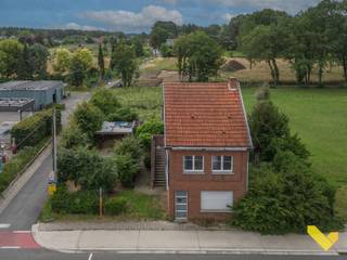 Ruime starterswoning met centrale ligging.<br /><br />We betreden de woning op het gelijkvloers via de achteringang, om zo door te gaan naar de leefruimte. Deze werd onderverdeeld in een zitkamer, eetkamer en keuken. Verder is er een slaapkamer en een badkamer voorzien.<br /><br />Gaan we door via de trap langs buiten naar de 1ste verdieping dan hebben we hier de leefruimte met open keuken, een berging (wasplaats) en een ruim terras met zicht op het groen. Nemen we vervolgens in de leefruimte de trap naar de 2de verdieping dan hebben we hier een ruime open slaapkamer voorzien van ingemaakte kasten en een badkamer met bad/douche combinatie, lavabo en een toilet.<br /><br />Ook is er een toegang naar de kelder, waar zich de elektriciteitsmeters bevinden alsook de mazoutketel.<br /><br />Achteraan is er een carport voor twee wagens en een ruime omheinde tuin.<br /><br />Op vlak van ligging zitten we hier centraal op de verbindingsas tussen Westerlo en Herselt, met in deze groene omgeving veel fiets- en wandelroutes.<br /><br />Bent u geïnteresseerd en wenst u een bezoek? Bel ons op het nummer 014 58 02 08.