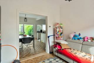 <strong>Gezellige gezinswoning met 3 slaapkamers en west georiënteerde tuin </strong><br /><br />BEZOEK AANVRAGEN EN KANDIDAAT STELLEN VIA DE WEBSITE WWW.DEBOERENPARTNERS.BE<br />Indien u een bezoek wenst aan te vragen aan dit eigendom, dan kan dit enkel via het aanvraagformulier op onze website. U zoekt het betreffende eigendom onder ons “aanbod te huur”, en klikt daarna bovenaan op “bezoek inplannen”. Daarna doorloopt u alle stappen en vult u de gevraagde gegevens in. Omwille van het grote aantal aanvragen, worden verzoeken via Immoweb, Immoscoop of Spotto niet behandeld. Enkel volledig ingevulde kandidaturen op onze website komen in aanmerking.<br /><br /><strong>Algemeen:</strong><br />- Zeer goede ligging in kindvriendelijke buurt<br />- Op wandelafstand van natuurdomein Hof ter Linden en Fort V<br />- 3 slaapkamers <br />- Volledig omheinde west georiënteerde tuin<br />- Blokjes parket over het gehele gelijkvloers<br />- Volledige geïnstalleerde keuken <br />- Badkamer met douche<br />- Authentieke elementen<br />- Beschikbaarheid: in onderling overleg<br /><br /><strong>Onmiddellijke omgeving:</strong><br />- Zeer vlotte bereikbaarheid naar Antwerpen en Brussel (E19 en trein)<br />- Nabij het centrum van Edegem met scholen, winkels, openbaar vervoer en verschillende natuurgebieden op fiets- en wandelafstand<br /><br /><strong>Technische kenmerken:</strong><br />- Geen gemeenschappelijke kosten <br />- Parketvloeren <br />- Kelder en zolderberging <br /><br /><strong>Indeling:</strong><br /><span>Gelijkvloerse verdieping</span><br />- Inkomhal met apart gastentoilet<br />- Ruimte leefruimte met open keuken<br />- Aparte zithoek<br />- Terras met zicht op de tuin<br />- Wasplaats/berging<br />- Onderhoudsvriendelijke tuin <br /><br /><span>Eerste verdieping</span><br />- Nachthal <br />- 3 slaapkamers<br />- Badkamer met douche, wastafel en toilet<br />- Luik naar de zolderberging