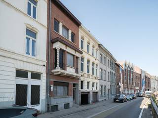 <strong>Te renoveren herenwoning met vier slaapkamers en stadstuin nabij het Keizerpark.</strong><br /><br />Op wandelafstand van het stadscentrum, het Zuid en het Keizerpark vinden we deze karaktervolle herenwoning.<br /><br />Dit pand bevindt zich op een perceel van 152 m² en beschikt over maar liefst 251 m² bewoonbare oppervlakte. De royale indeling omvat vier volwaardige slaapkamers en een ruime zolderkamer met mezzanine, die tal van mogelijkheden biedt als extra slaapkamer, bureau, hobbyruimte of polyvalente leefruimte.<br /><br />Ook buiten is er aangename ruimte voorzien, met een terras en tuin die een mooie aanvulling vormen op het ruime woonprogramma.<br /><br />Als extra bestaat de mogelijkheid tot aankoop van een garagebox (€ 35.000).<br /><br />Dankzij de centrale ligging, de vlotte bereikbaarheid en de royale oppervlaktes vormt deze herenwoning een uitstekende renovatiebasis voor wie een karaktervolle stadswoning volledig naar eigen smaak wil vormgeven.