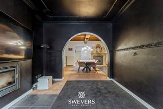 Voor meer info en foto’s, surf naar www.swevers.be –<br />Op zoek naar ruimte en potentieel? Deze verrassend ruime gezinswoning in Scherpenheuvel-Zichem biedt met haar 241 m² bewoonbare oppervlakte en 730 m² perceel tal van mogelijkheden. De open bebouwing heeft een doordachte indeling met o.a. drie slaapkamers, twee badkamers, een lichtrijke leefruimte, grote keuken, veranda, meerdere bergingen én een inpandige garage van 17 m². De zolder van 64 m² laat ruimte om in de toekomst bereikbaar te zijn via een vaste trap en perfect als extra slaapkamer of hobbyruimte. De woning, gebouwd in 1934, kreeg in 2024 al nieuwe ramen en een energetische upgrade is gepland in 2025. Dankzij de centrale ligging bevinden winkels, scholen en openbaar vervoer zich op wandelafstand. De zonnige tuin met vrij uitzicht maakt het geheel compleet. Ideaal voor gezinnen of wie op zoek is naar een ruime woning met toekomstvisie.<br />Voor meer informatie, bel 011 255 155. Bron bewoonbare oppervlakte: EPC – verslag. Dit pand is onderworpen aan de renovatieverplichting van de Vlaamse overheid voor residentiële gebouwen (behoudens bij sloop binnen 5 jaar na de aankoop). Consulteer voor meer informatie de website van het Vlaams Energie- en Klimaatagentschap via https://www.vlaanderen.be/een-huis-of-appartement-kopen/renovatieverplichting-voor-residentiele-gebouwen.