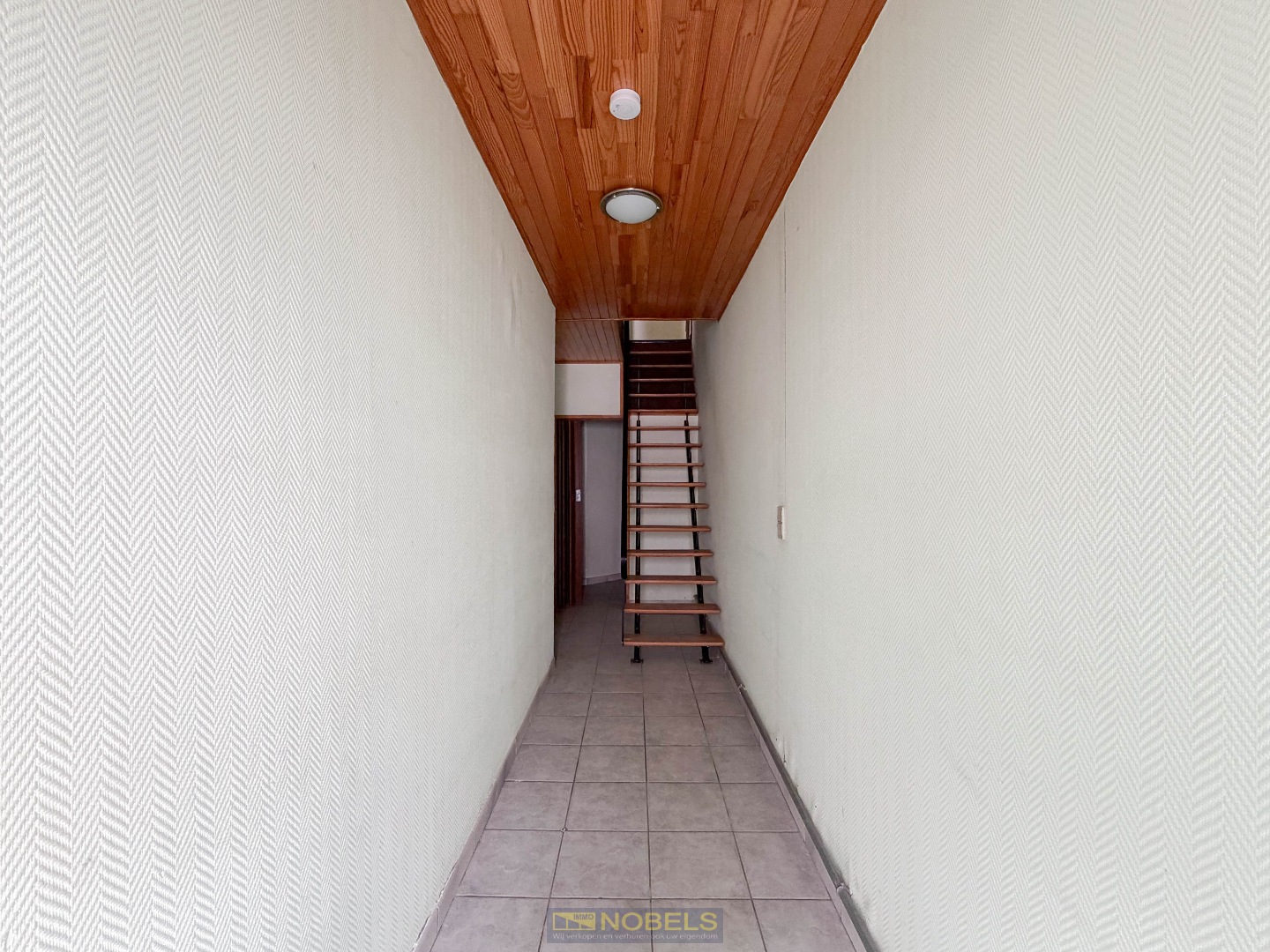 Te koop, Te renoveren starterswoning met inpandige garage in het centrum van Ronse! - foto 4