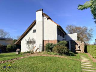 Unieke open bebouwing met prachtig atelier te Aalst!Deze karaktervolle vrijstaande woning beschikt op het gelijkvloers over een imposante inkomhal...