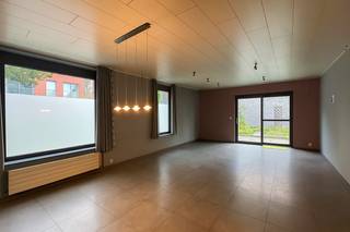 <span><strong>*Woonhuis met bijhorende grond en garage*</strong></span><br /><br />Op de Mechelsesteenweg 373 nabij Herent Station bieden wij u een woonhuis van meer dan 300m² bewoonbare oppervlakte en dit op een perceel van 4a29ca. De grond links gelegen van de woning en de achterliggende garage zijn bijhorende bij deze aanbieding. Het pand zelf is op heden verhuurd. <br /><br />We tellen 5 ruime slaapkamers en 2 badkamers. Het bijmaken van slaapkamers op de zolderverdieping is absoluut mogelijk. Bijkomend is er een leefruimte en een geiïnstalleerde keuken met zeer ruime wasplaats/ technische ruimte. Dit pand is ideaal voor een samengesteld gezin of gewoonweg kopers die ruimte weten te appreciëren. De strategische ligging en bereikbaarheid van het pand is een absolute bijkomende troef. <br /><br /><span><strong>Een bezoek ter plaatse kan zeker na afspraak! Contacteer onze Vastgoedmakelaar Jacky: 0495 53 46 49 of jacky@connect-immo.be </strong></span><br />EPC: 239 kWh/m² - 3721809