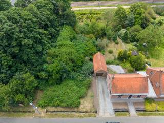 Gezellige te renoveren woning op zeer ruim perceel (16a51ca).<br /><br />Bent u op zoek naar een gezellige woning met één of twee slaapkamers om uw renovatiedromen op los te laten?<br />Dan bent u hier op de juiste plaats. <br /><br />Dit zuid-gericht perceel van maar liefst 16a51ca biedt u op een centrale locatie een ruime tuin en buitengelegenheid. <br /><br />Op het gelijkvloers beschikt de woning over een slaapkamer, woonkamer met aansluitende keuken, aparte ruimte met toilet en douche en de inkomhal. <br />Op de eerste verdieping een kamer extra, mogelijks om te vormen naar slaapkamer en de zolder geeft leuke mogelijkheden naar afwerking. <br /><br />Er is een kelder aanwezig alsook een ruime garage en er zijn voldoende parkeergelegenheden op het perceel.<br /><br />Voor een bezichtiging of meer info, contacteer ons op het nummer 014 58 02 08 of via info@immovl.be!