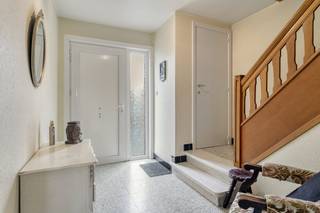 De woning is rustig gelegen in Geluwe, een aangename deelgemeente van Wervik. Dankzij de nabijheid van invalswegen en de A19 is er een...