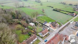 GALMAARDEN - Te renoveren pand op unieke ligging<br /><br />In het prachtige Galmaarden, verscholen in een uiterst rustig en doodlopend straatje, vindt u deze charmante fermette met bijgebouw, boordevol potentieel!<br /><br />De woning vraagt renovatie, maar biedt een solide basis voor een prachtige woning op een fantastische locatie! Op het gelijkvloers bevinden zich een inkomhal met berging en gastentoilet, een gezellige eetplaats en salon, keuken, bureau en extra bergruimte. Op de verdieping zijn er drie slaapkamers en een badkamer.<br /><br />Het aparte bijgebouw, eveneens te renoveren, opent tal van mogelijkheden: zorgwoning, vrij beroep, zelfstandige activiteit,... Dit gebouw beschikt over een leefruimte met open haard, keuken, slaapkamer en douchekamer.<br /><br />Buiten geniet u van een ruime, zuidoost gerichte tuin met volledige privacy — een echte oase van rust waar stilte en groen de hoofdrol spelen.<br /><br />Bovendien is er een mogelijkheid om een weide aan te kopen van 63a30. Deze weide ligt iets verderop in de straat en is niet inbegrepen in de prijs.<br /><br />Een eigendom voor wie op zoek is naar rust, ruimte en mogelijkheden.<br />Neem gerust contact op via 053/60.65.66 voor meer info of een bezoek.