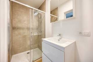 <span><span><strong>**ACADEMIEJAAR 2025-2026 - ENKEL STUDENTEN/STUDENTS ONLY**<br /></strong></span><br />We bieden u met veel plezier deze nieuwe lichtrijke en bemeubelde studentenkamer met eigen sanitair aan gelegen op de Tervuursevest, aan de ring van Leuven. Het gebouw is gelegen op een uiterst interessante uitvalsbasis, in de buurt van alle voorzieningen, campussen, openbaar vervoer en op wandelafstand van de historische binnenstad.<br /><br />In de gemeenschappelijke keuken kan er lekker worden gekookt en achteraan het gebouw is er een terras voorzien waar de studenten gezellig kunnen samenkomen. De kamer is gelegen op de eerste verdieping en beschikt over een privatieve badkamer.<br /><br /><strong><span>Meer informatie of een bezoek ter plaatse: verhuur@connect-immo.be of 0470 59 65 44</span><br /></strong><br />Huurprijs: €745 exclusief €90 (provisie voor water, verwarming, elektriciteit en internet)<br />* exclusief studententaks</span>