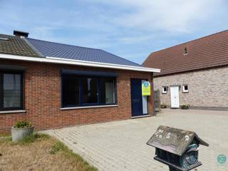 Charmante halfopen bebouwing met 2 slaapkamers en tuin nabij het centrum van Arendonk.We starten onze rondleiding aan de voorzijde van de woning...