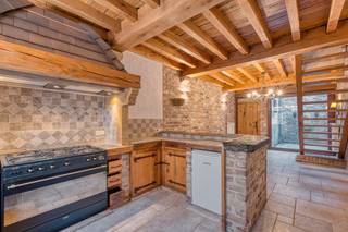 Brugge centrum, in charmante rustige straat ,op wandelafstand van alle winkels, tussen 't Zand en de Markt.<br /><strong><u>NETTE KARAKTERVOLLE KNUSSE STADSWONING met patio en 2 slaapkamers. IDEAAL OM TE VERHUREN CONFORMITEITSATTEST BESCHIKBAAR</u></strong><br /><br />Inkom, rustieke ingebouwde keuken met eiken deurtjes en groot retro gasfornuis, gezellige living, stadsterras, badkamer met douche, lavabo, toilet.<br />Open trap naar de 1é verdieping , waar prachtige kamer met eiken plankenvloeren, toilet, open trap naar de dakverdieping waar prachtig met hout afgewerkte kamer.<br />Prachtig rustiek gerestaureerd ! EIKEN  balkenplafonds, warme  plankenvloeren, eiken deuren, franse witsteen, muren in Brugse moefenmix met kleine NISJES in de muren gemetst.        Voor de LIEFHEBBER !   Uniek  !<br /><br />Dubbel glas, centrale verwarming op aardgas, goed geïsoleerd.
