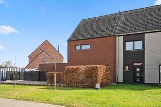 Bent u op zoek naar een instapklare, hedendaagse woning op een rustige locatie? Deze moderne woning, gebouwd in 2011, bevindt zich aan de rand...