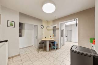 Op een centrale ligging, vlak bij het stadscentrum, winkels, scholen en openbaar vervoer, bevindt zich deze verrassend ruime stadswoning met tal van mogelijkheden.<br /><br />De woning is als volgt ingedeeld: glv.: inkomhal, een gezellige woonkamer, een eetplaats, een keuken, een afzonderlijk toilet, twee praktische bergingen (koele berging en wasplaats) en een badkamer met douche, lavabo en toilet. 1e v.: nachthal met afzonderlijk toilet, drie volwaardige slaapkamers, een aangenaam dakterras en een atelier/buitenberging. 2e v.: twee ruime kamers, momenteel ingericht als opname- en muziekstudio, maar perfect geschikt als extra slaapkamers, hobbyruimte of bureau.<br /><br />Dankzij de ruime indeling, de veelzijdige invulling en de uitstekende ligging vormt deze woning de ideale thuis voor wie op zoek is naar ruimte en mogelijkheden in het hart van de stad.<br /><br />Wenst u meer informatie of een bezoek ter plaatse? Neem dan contact op met Imani: 0478 26 26 36 - imani@panorama.immo