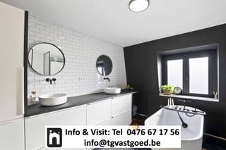 Deze ruime en energiezuinige villa (EPC B) is centraal gelegen in Gullegem en biedt maar liefst 296m² bewoonbare oppervlakte, vijf slaapkamers en bijzonder veel licht en ruimte. De klassiek geïnspireerde architectuur geeft de woning een uitgesproken en karaktervolle uitstraling. De imposante inkomhal met statige bordestrap zet meteen de toon en geeft toegang tot de royale woonkamer en eetkamer. Grote raampartijen zorgen hier voor veel natuurlijk licht en versterken het gevoel van ruimte. Centraal in de woning bevindt zich de recente, ruime en volledig geïnstalleerde keuken met groot kookeiland, veel werkruimte en alle hedendaags comfort: een praktische en aangename plek voor het dagelijkse gezinsleven. Verder beschikt het gelijkvloers over een afzonderlijk toilet en een bijzonder ruime multifunctionele ruimte met wasplaats en ingebouwde bergruimte. Dankzij haar oppervlakte en natuurlijke lichtinval leent deze ruimte zich ook uitstekend als extra slaapkamer, hobby-, werk- of praktijkruimte . Op de verdieping bevinden zich maar liefst vijf slaapkamers en een recente badkamer met toilet. Daardoor is de woning ideaal voor een groter gezin, maar ook voor wie extra ruimte zoekt voor een bureau, hobbykamer of logeerkamer. Daarnaast beschikt de woning over een droge en bruikbare kelder en een praktische zolder, bereikbaar via een zoldertrap, waardoor ook aan bijkomende opslagruimte geen gebrek is. Ook buiten is het aangenaam vertoeven in de tuin, met als belangrijke praktische troef de rechtstreekse uitweg achteraan. Dankzij onder meer vloerisolatie, dubbele beglazing, een recente verwarmingsketel en een conforme elektrische installatie scoort de woning ook technisch en energetisch bijzonder goed, zonder renovatieverplichting.Info & Visit: 0476 67 17 56 - Voor de beschrijving en de wettelijke informatieplicht (art.5.2.6 VCRO en Watertoets, EPC, EPC-nummer,…) verwijzen we naar de advertentie op de website van Titeca & Geelen Vastgoedpartners te bereiken via - https://www.tgvastgoed.be/- waar u ook andere interessante panden kan terugvinden. De inhoud van deze advertentie valt onder de uitsluitende aansprakelijkheid en verantwoordelijkheid van Titeca & Geelen Vastgoedpartners, Cédric Geelen BIV 510 764, die ons deze advertentie heeft aangeleverd. Klachten of opmerkingen over de inhoud dienen rechtstreeks aan Titeca & Geelen Vastgoedpartners kenbaar gemaakt worden via e-mail: - info@tgvastgoed.be