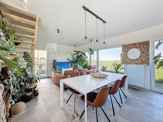 Woning met twee slaapkamers en tuin te huur in Lo-Reninge. Gelegen tussen de velden, met prachtig uitzicht! INDELING:> Gelijkvloers - Leefruimte...