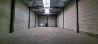 Magazijn van ca. 360m² op uitstekende locatie nabij afrit Roeselare-Haven. Vrij vanaf juni. Specificaties van de loods:- vrije hoogte van ca.7m...
