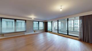 PLAN VIA VOLGENDE LINK UW BEZOEK IN ALSOOK UW GEGEVENS: https://demeester.mijnhuurprofiel.be/whise/7235906<br /><br />Top gelegen appartement aan Handelsbeurs van Antwerpen met prachtig uitzicht op de Meir!<br /><br />Ruim hoekappartement met mooie lichtinval. Volledig geïnstalleerde keuken, ruime leefruimte op parket met aansluitend zuidelijk geöriënteerd en overdekt terras. Verder 2 ruime slaapkamers met ingemaakte kasten en 2 badkamers. Gastentoilet.<br /><br />Berging in kelder. Parking mogelijk te huur in het gebouw aan 150 euro en mogelijkheid tot huren van 2de parking aan zelfde prijs.