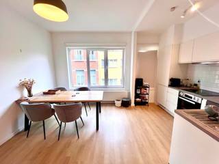 Dit goed gelegen vergunde opbrengsteigendom in de bruisende Kievitwijk bestaat uit 4 (2 slpk) appartementen en een magazijn op het glvl. Voor het magazijn werd ook een goedgekeurde bouwaanvraag bekomen voor deze unit om te vormen naar een appartement. Het pand werd volledig gerenoveerd in 2019, op het glvl na. De bovenliggende appten werden volledig onder handen genomen. <br /><br />De appten zijn voorzien van;<br />- individuele meters voor zowel water, gas als elektriciteit,<br />- nieuwe ramen met dubbele beglazing,<br />- dak en achtergevel zijn geïsoleerd, <br />- nieuwe vloeren, kkn, badk en wc,<br />-... <br /><br />De grote troeven hier zijn;<br />- goede ligging in de bruisende Kievitwijk en Mediaplein,<br />- openbaarvervoer en station op wandelafstand,<br />- alsook scholen en winkels,<br />- op een boogscheut van het stadspark en het centrum van Antwerpen,<br />- de appten zijn allemaal vergund en verhuurd.<br /><br />Is dit vergunde opbrengsteigendom iets voor u? Neem dan snel contact op met ons kantoor voor een afspraak. +32 3 227 58 58