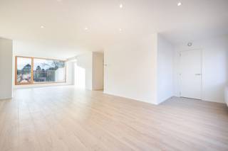 <p>Ruim en licht penthouse, ideaal voor een gezin of koppel. Grote leefruimte van 46m² met toegang tot een gezellig terras, perfect voor ontspanning. Moderne open keuken, twee comfortabele slaapkamers, stijlvolle badkamer, aparte toilet en berging. De lift komt rechtstreeks uit in het appartement voor optimale privacy. Future Proof afgewerkt (EPC B+), energiezuinig en duurzaam. Perfecte combinatie van ruimte, comfort en praktisch wonen, met alle voordelen van de stad binnen handbereik.<br />Mogelijhkeid 6% btw + abattement. Verkoop kelder en parkeerbox verplicht.</p>