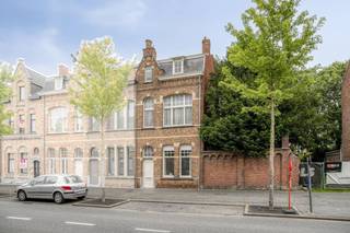 Authentiek herenhuis te koop in Ieper met 3 kamers en ruime zolder. Dit huis te koop in de Fochlaan is uitermate geschikt voor wie op zoek is naar een karaktervolle woning op wandelafstand van de Grote Markt. De woning heeft ruime slaapkamers, een gezellige stadstuin en een volledig in te richten zolder. De woning is te renoveren. Het dak en onderdak is reeds vernieuwd!INDELINGGelijkvloers: Inkomhal - woonkamer met salon en eetplaats - keuken - wc - tuinberging - gezellige stadstuin.Eerste verdieping: Nachthal - badkamer met lavabomeubel, ligbad en toilet - twee ruime slaapkamers.Tweede verdieping (vaste trap): Ruime zolder met zolderkamer (twee kamers mogelijk).Verder heeft deze woning nog een droge kelder.Dit pand is onderworpen aan de renovatieverplichting van de Vlaamse overheid voor residentiële gebouwen (behoudens bij sloop binnen 5 jaar na de aankoop). Consulteer voor meer informatie de website van het Vlaams Energie- en Klimaatagentschap via https://www.vlaanderen.be/een-woning-kopen/renovatieverplichting-voor-residentiele-gebouwenBestuursmaatregelen in het maatregelenregister: nee