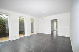 INDELINGGelijkvloersOp het gelijkvloers bevindt zich de inkomhal met gastentoilet, de leefruimte en de volledig geïnstalleerde keuken. Verder is er...