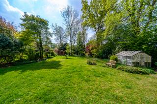 OVERIJSE – Unieke opportuniteit in de gegeerde Marnixwijk, aan de zonnige zijde van de straat, in een rustige en residentiële omgeving, bevindt zich deze charmante villa met een oppervlakte van ± 293 m² (volgens EPC). De woning beschikt over 4 slaapkamers en een bureau en is gelegen op een prachtig perceel van 1.150 m². Indeling van de woning: Gelijkvloers: Ruime inkomhal met natuurstenen vloer met vestiaire en gastentoilet. Aangename woonkamer van ± 52 m² met grote schuiframen en een zitkuil met open haard, aansluitend een ingerichte keuken van ± 14m² met directe toegang tot de tuin. Verder vindt u een bureau/slaapkamer ± 13 m². Eerste verdieping: nachthal met apart toilet , vier slaapkamers van respectievelijk 19 m², 18 m², 18 m² en 19 m² met een aangrenzende badkamer met dubbele lavabo, bad en bidet en een tweede badkamer van +/- 8,5m² met douche en lavabo. Zolder: bereikbaar via een uittrektrap, momenteel niet ingericht maar met stockage potentieel. Buitenruimte: Aangename tuin van ± 750 m², georiënteerd op het zuidwesten, met mooi terras en serre, ideaal om volop van de zon te genieten. Kelderverdieping: Garage voor 2 wagens van ± 48 m² met elektrische poort, wasruimte van +/- 8m² en technische ruimte Deze op te frissen woning is ideaal gelegen en bevindt zich op slechts 15 minuten wandelafstand van een bushalte. Een unieke kans voor wie ruimte, licht en een uitstekende ligging zoekt. EPC: C – 245 kWh/m²/jaar, Meer informatie of een bezoek? Contacteer WE INVEST OVERIJSE via 02/455.20.35 of per e-mail via overijse@weinvest.be. Niet-contractuele advertentie, onder voorbehoud van wijzigingen. Oppervlaktes zijn louter informatief.