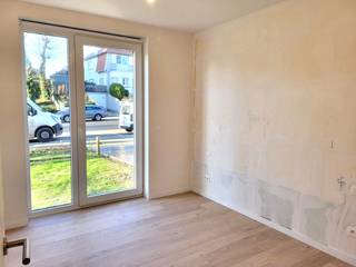 Ruim en energiezuinig 1-slaapkamer appartement gelegen op de gelijkvloerse verdieping van het nieuwbouwproject 'Les Moineaux'.<br />Het appartement wordt volledig afgewerkt met keuze uit hoogwaardige materialen en omvat:<br />Inkom met toilet, woonkamer met open en volledig geïnstalleerde keuken uitgevende op het ruime terras (13,8 m²), berging, badkamer en slaapkamer.<br />Het appartement zal verwarmd worden door middel van geothermische vloerverwarming en zal voorzien zijn van zonnepanelen waardoor het appartement bijna energieneutraal zal zijn (BEN-norm), hierdoor geniet u gedurende 5 jaar van een vermindering van 100% op de onroerende voorheffing.