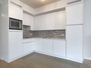 Le moyen le plus rapide pour visiter cette propriété ? Demandez votre visite via le bouton rouge de notre site Web (www.dewaele.com) et vous serez contacté par l'un de nos experts en location.Appartement lumineux de 2 chambres avec terrasse dans un emplacement très central sur De Munt à Roeselare.Cet appartement est agencé comme suit :- Entrée- Cuisine ouverte entièrement équipée - Espace de vie lumineux- Chambre principale- Bureau/chambre- Salle de bain meublée avec lavabo et douche- Toilettes séparées- Local de rangement avec raccordement pour machine à laver- TerrasseCaractéristiques supplémentaires :- Prêt à emménager et lumineux- Finition avec des matériaux de qualité- Faible consommation d'énergie- Ascenseur dans le bâtiment- Situation très centrale sur De Munt, à proximité des commerces, des transports en commun,...Êtes-vous intéressé par cet appartement à louer à Roeselare ? N'hésitez pas à nous contacter.