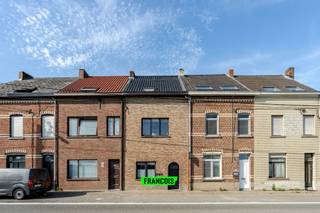 Vanafprijs: er kan een bod gedaan worden vanaf €299.000.<br /><br />Droom je van een karaktervolle woning die je volledig naar eigen smaak kan inrichten of opfrissen? Deze karaktervolle tweegevelwoning in Pepingen, op de grens met Halle, biedt je de ideale basis om een warme gezinswoning te creëren nabij het centrum van Halle.<br /><br />Met een bewoonbare oppervlakte van 168 m² beschikt deze eigendom over vier slaapkamers, een badkamer en een gezellige leefruimte en aansluitende keuken die uitkomt op de zuidwest gerichte stadstuin. Zowel voor- als achteraan geniet je van een rustgevend zicht op groen en agrarisch gebied. Extra handig is de ruime buitenberging, perfect voor fietsen, tuinmateriaal of een hobbyruimte. <br /><br />Parkeren kan moeiteloos voor de deur én de bus stopt vlakbij, waardoor je vlot verbonden bent met Halle en de omliggende regio. Zo woon je in Pepingen rustig en toch dicht bij winkels, scholen en het bruisende centrum van Halle.<br /><br />De woning heeft een EPC-score C, dus er is geen renovatieverplichting van toepassing.<br /><br />Enkele beelden zijn digitale impressies en geven niet de werkelijke toestand van het pand weer.<br /><br />Benieuwd naar het potentieel van deze woning in Pepingen? Neem vandaag nog contact op met Immo Francois en ontdek deze gezinswoning met prachtige groene zichten, praktische buitenberging en een uitstekende ligging nabij Halle.<br /><br />Woning verkopen in Pepingen? Vraag je gratis schatting aan bij Immo Francois, jouw lokale makelaar.