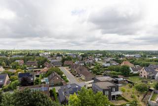 Gerenoveerd appartement gelegen op de achtste verdieping nabij Bornem centrum bestaande uit: inkomhal, apart toilet, leefruimte met open volledig geïnstalleerde keuken, badkamer met inloopdouche en 2 slaapkamers. Dit appartement beschikt over 2 balkonnetjes, waarvan één voorzien van een tuinkast. Verder is er een staanplaats, extra berging op de gelijkvloerse verdieping en een gemeenschappelijke fietsen- en vuilnisberging voorzien. Vanuit de woonkamer kan men genieten van een panoramisch uitzicht. Ideale ligging nabij centrum, station en invalswegen. De gemeenschappelijke kosten bedragen 230 euro per maand inclusief verwarming en waterverbruik. Momenteel wordt het appartement verhuurd aan 990 euro (inclusief verwarming en waterverbruik). Zeker een bezoekje waard. Voor meer info of een bezoek bel gerust het nummer: 03/283.84.84 of mail naar christel@ax-quality.be Vg/Wg/Gmo/Gvkr/Gvv EPC B 173 KWh/m² (Energielabel ) UC 3652644. P score: A, G score: A