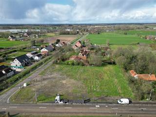 <p><span>Tussen Moerbeke en Klein Sinaai</span><span><br />Dit stukje paradijs situeert zich aan de schilderachtige Oostvaart, omgeven door weelderig groen, idyllische weilanden en een Vlaamse kasseistrook. <br />De locatie biedt niet alleen een serene rust, maar ook gemakkelijke toegang tot alle voorzieningen en uitstekende bereikbaarheid.<br /><br /></span><span>Bouwgrond van 771m² - voor open bebouwing<br /></span><span>Dit bouwlot is bestemd voor open bebouwing en is vrij van bouwverplichting. <br />Het perceel is bouwrijp en voorzien van alle nodige aansluitingen, waardoor je direct aan de slag kunt met het verwezenlijken van jouw droomhuis.<br /><br />De verkavelingsvoorwaarden laten de realisatie van een open bebouwing toe,<br />bestaande uit 2 bouwlagen,<br />met het gelijkvloers tussen 9 en 18 meter en de verdieping tussen 9 en 15 meter diep.<br /><br /></span></p>