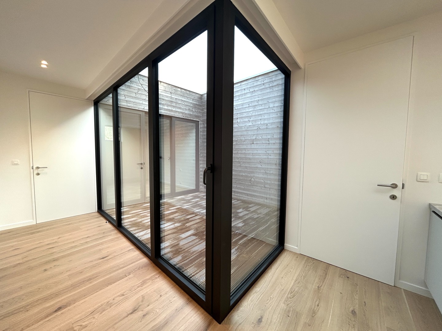 Volledig gerenoveerd duplex-appartement met 3 ruime slaapkamers te centrum Tielt! - foto 4