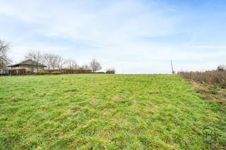 Deze bouwgrond is prachtig gelegen, genietend van een uniek uitzicht. 

Mooie bouwgrond met achterliggende tuin. 
Veel potentieel, geen bouwverplichting. Ideaal voor mensen op zoek naar rust, privacy, en bouwpotentieel. 

Meer info: sophie@immobeguin.be