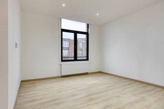 Volledig gerenoveerd en lichtrijk 1-slaapkamerappartement in DeurneOp zoek naar een instapklaar appartement met veel licht en modern comfort? Dit...