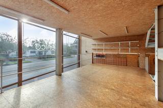 Deze functioneel handelspand met karaktervolle woning is gelegen nabij het centrum van Sleidinge. Dit pand heeft een perceeloppervlakte van 686 m²...