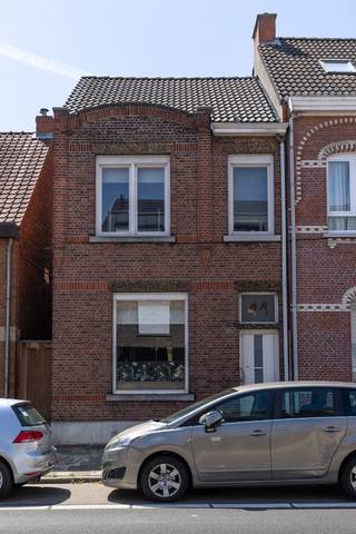 Instapklare gezinswoning met ruime tuin op een centrale ligging<br /><br /><br />Bij het betreden van de woning komt u terecht in een volledig geïnstalleerde keuken die voorzien is van een gasvuur, oven en koelkast. Daarna komt u in een ruime en lichtrijke living, ideaal om gezellig te ontspannen of gasten te ontvangen.<br /><br />De woning beschikt over drie volwaardige slaapkamers en een comfortabele badkamer met een ligbad, inloopdouche en toilet.<br /><br />Buiten geniet u van een ruime tuin, perfect voor kinderen, tuinliefhebbers of gezellige zomeravonden. Het overdekte terras maakt het mogelijk om in elk seizoen van het buitenleven te genieten. Daarnaast biedt het handige zijgangetje een vlotte toegang tot de tuin, ideaal voor fietsen, afvalcontainers of tuinmateriaal.<br /><br />De woning is centraal gelegen, op wandel- of korte afstand van winkels, bakkers en andere dagelijkse voorzieningen.<br /><br />Kortom, een ruime en verzorgde woning die comfort, praktische indeling en een uitstekende ligging perfect weet te combineren.