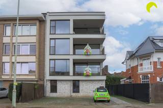 On the border of Edegem/Mortsel, a stone's throw from the beautiful Fort V and Hof Ter Linden, we find this recently built 2-bedroom house.Shops,...