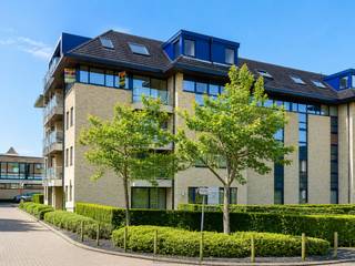 HEDENDAAGS APPARTEMENT met een INSTAPKLAAR EN LICHTRIJK INTERIEUR, PRIVATIEVE GARAGE en KELDERBERGING. IDEALE OPBRENGSTEIGENDOM of STARTERSEIGENDOM door de aanwezigheid van UITERST LICHTRIJKE LEEFRUIMTES en een AANGENAAM WOONVOLUME aangevuld met 2 TERRASSEN. U beschikt binnenshuis over een inkom met gastentoilet, een GERENOVEERDE LEEFRUIMTE MET LUXUEUSE OPEN KEUKEN, 2 SLAAPKAMERS, een BADKAMER en een BERGRUIMTE. Daarenboven bevindt zich op kelderniveau nog een GARAGEBOX EN BERGRUIMTE. Grote troef is de aanwezigheid van een TERRAS AAN DE VOORZIJDE EN ZIJKANT van de eigendom met beide een ZONNGE ORIËNTATIE. Bovendien beschikt deze eigendom over een GUNSTIGE LIGGING aan de STADSRAND met STATION, WINKELS, SCHOLEN en de N60 OP SLECHTS EEN STEENWORP VERWIJDERD.<br /><br />Adres: Ranonkelstraat 4 bus 401 te Oudenaarde<br /><br />EPC: 270kWh/m², G-score en P-score D, Geen renovatieverplichting van toepassing, Bestuursmaatregelen in het maatregelenregister: Nee, Beschikbaar bij akte