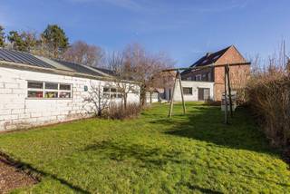 <p>Bent u op zoek naar een ruime eengezinswoning op een rustige, landelijke locatie in Dilbeek? Dan stellen wij u graag deze woning voor met een bewoonbare oppervlakte van 214 m².Gelegen in de Wolsemstraat geniet deze woning van een uitstekende bereikbaarheid naar scholen, openbaar vervoer, winkels en het centrum van zowel Dilbeek als Ternat.<br />Kortom: de ideale woonomgeving voor wie wil genieten van rust, ruimte en een vlotte bereikbaarheid.<br /><br /><span>Indeling<br /></span><br />De charmante woning verwelkomt ons via een ruime inkomhal met apart gastentoilet, die ons leidt naar het hart van de woning: de royale leefkeuken. Hoewel de keuken aan vernieuwing toe is, biedt deze dankzij haar ruime oppervlakte bijzonder veel potentieel en een mooi zicht op de verzorgde tuin. Aansluitend bevindt zich de lichtrijke woonkamer, die geniet van een aangename natuurlijke lichtinval dankzij de grote raampartijen en het gedeeltelijk glazen plafond.<br /><br />Op de eerste verdieping vinden we twee slaapkamers (17 m² en 12 m²), een bureauruimte (5 m²) en een volledig vernieuwde badkamer uitgerust met douche en toilet. De tweede verdieping beschikt over twee ruime slaapkamers (beide 19 m²) met mezzanine, evenals een tweede badkamer voorzien van bad en toilet.<br /><br />Verder beschikt de woning over een kelder, een oprit met plaats voor twee wagens en een praktische berging.<br /><br /><strong>Extra troef - </strong>De absolute meerwaarde van deze eigendom is zonder twijfel de achterliggende loods/opslagruimte van maar liefst 75 m², voorzien van een volledig vernieuwd dak. Ideaal voor zelfstandigen of voor wie wonen en werken graag combineert.<br /><br />Kom langs en ontdek zelf het enorme potentieel van deze woning!<br /><strong>info@impromove.be - 02 887 80 56</strong></p>